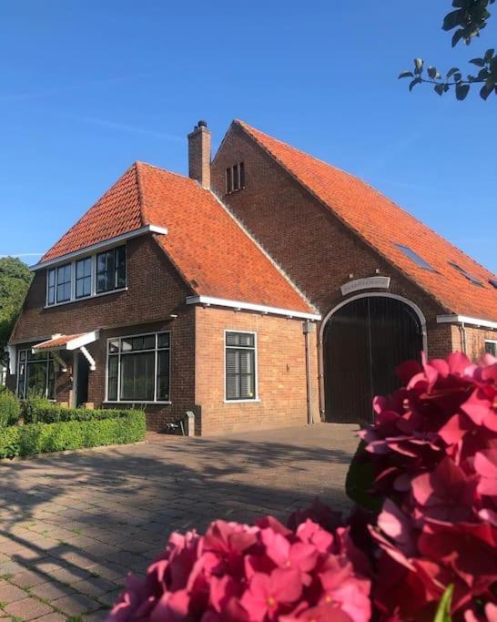 Rustig Logeerverblijf Aan De Rand Van De Stad Lekkum Luaran gambar